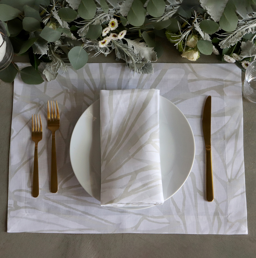 Gold silver white placesetting